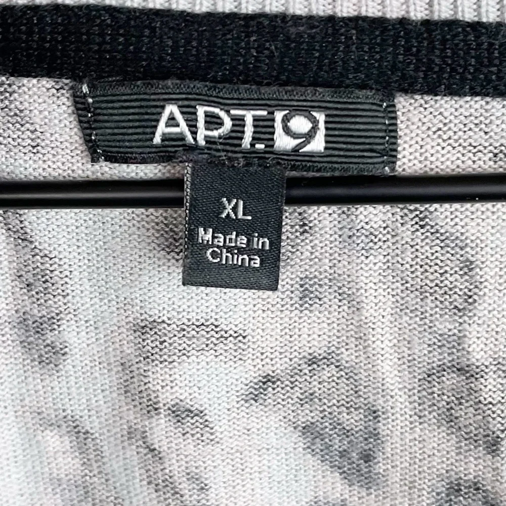 Apt. 9 Black and White Snow Leopard Cheetah Animal Print V-neck Sweater Size XL